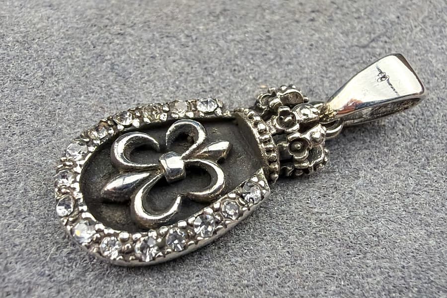 Silber Anhänger mit Schmucksteinen \Französische Lilie\